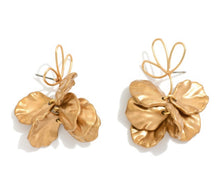 Load image into Gallery viewer, Flower Petal Earrings
