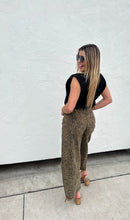 Load image into Gallery viewer, Carley Cheetah Barrel Jeans