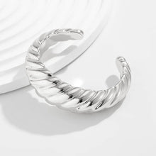 Load image into Gallery viewer, Curve Luxury Cuff Bracelet