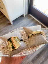 Load image into Gallery viewer, Nara Chunky Gold Hair Tie
